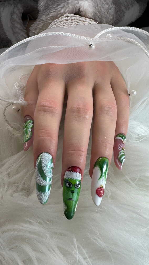 Almendra slim grinch_Nail University