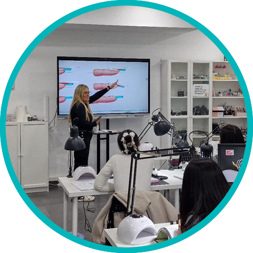 Curso de instructora especializada en reconstrucción de uñas de salón